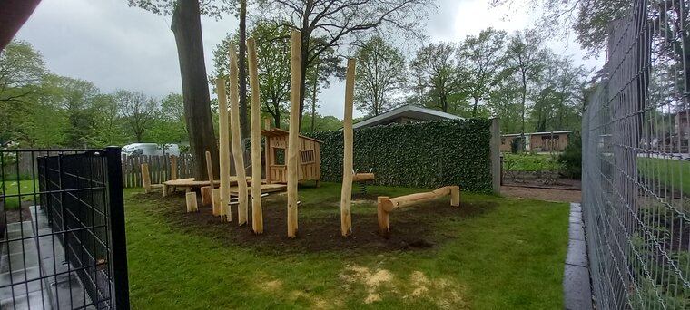 Robinia houten ijsparcours achterkant met stelten 