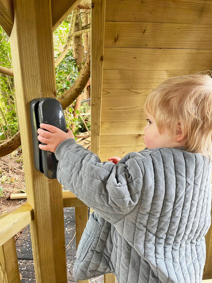 kindje speelt met kunststof telefoon grijs