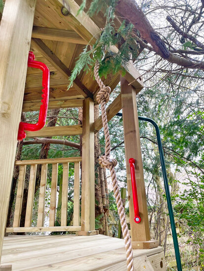 sfeerfoto handgrepen kunststof rood in speeltoren in tuin