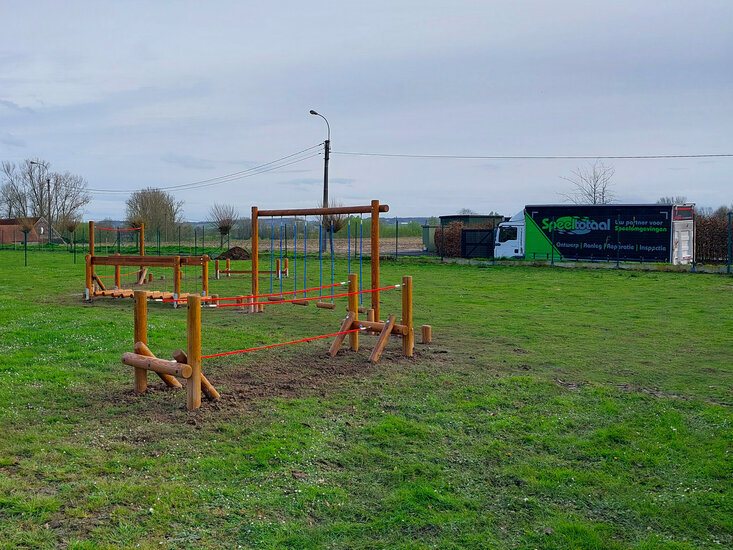 detailfoto van evenwichtsparcours met speeltotaal bus