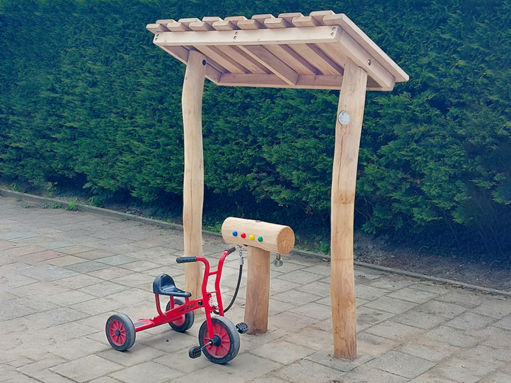 Robinia speel pompstation met Afdak