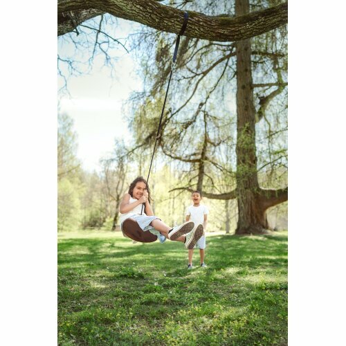 Kinderen spelen met Lillagunga Disco *Outdoor* gemaakt van walnoothout met zwart BR touw