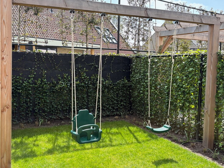 Groeimodelschommel groen in gebruik