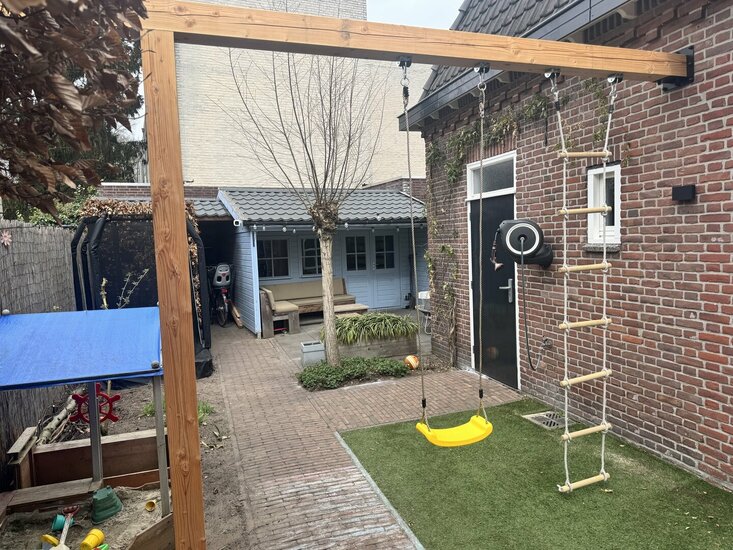 Muursteun RVS Zwart gepoedercoat voor vierkante palen met accessoires aan paal in tuin