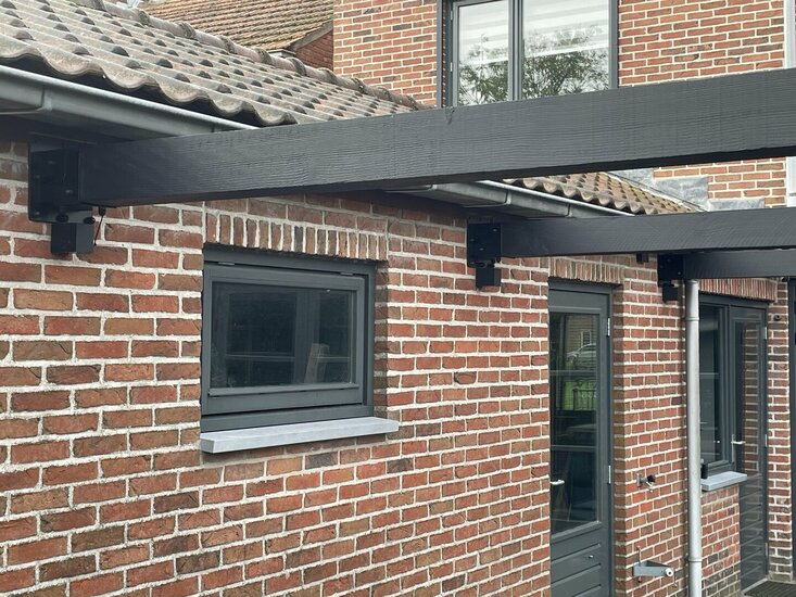 Muursteun RVS Zwart gepoedercoat voor vierkante palen bevestigd aan een muur met paal er in