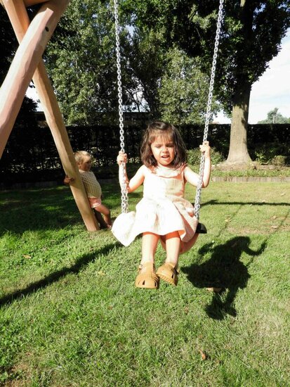 kind schommelt op Eco-Play Kleine Robinia Schommel