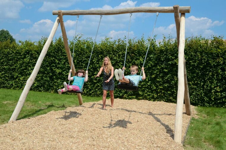 ouder schommelt 2 kinderen op Eco-Play Schommel in Robinia