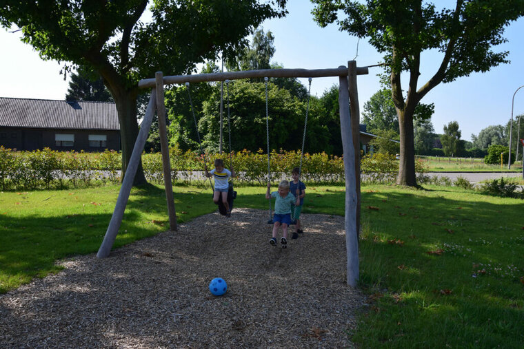 Kinderen schommelen op Eco-Play Schommel in Robinia