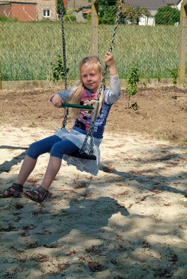 kind schommelt op Eco-Play Zeshoekschommel met beugelzitting
