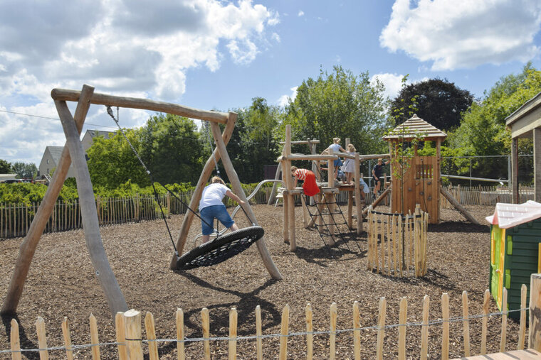 Kinderen spelen in speeltuin met Eco-Play Vliegende schotel Robinia - RO170