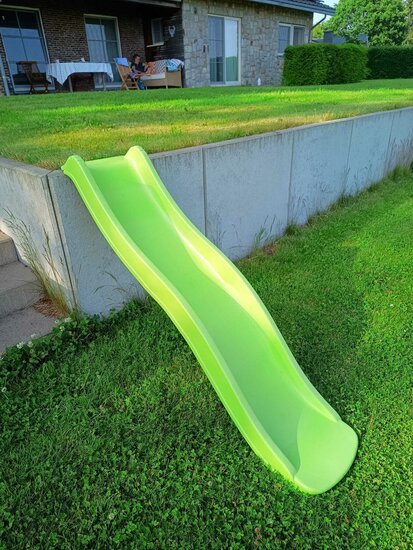 Sfeerfoto aanbouwglijbaan kunststof groen glijbaan 90 cm