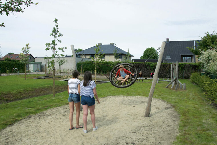 kinderen spelen met Eco-Play Hangmatschommel - RO171