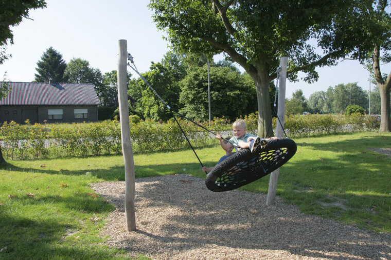 kind zit in Eco-Play Hangmatschommel - RO171