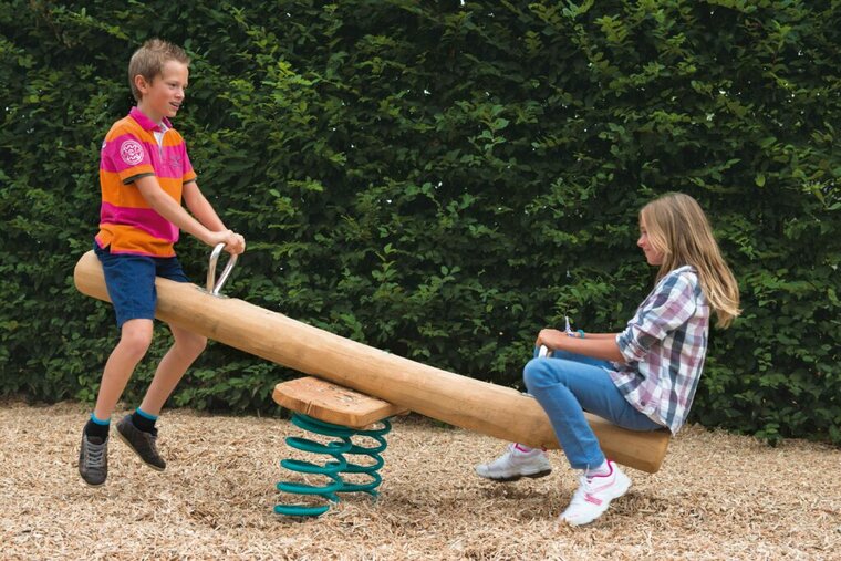 kinderen wippen op Eco-Play Veerwip Openbaar