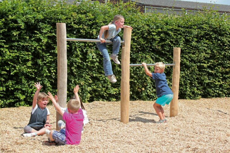 kinderen swingen aan Eco-Play Duikelrek met 2 rekstokken Openbaar