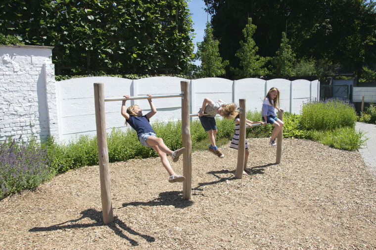 kinderen swingen aan Eco-Play Duikelrek met 3 rekstokken Openbaar