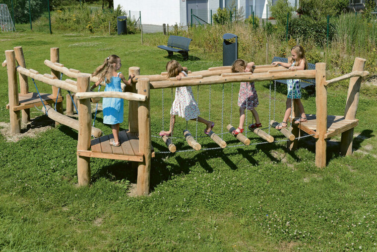 4 kinderen lopen over waggelbrug van Eco-Play Behendigheidsparcours Waggelpad Openbaar