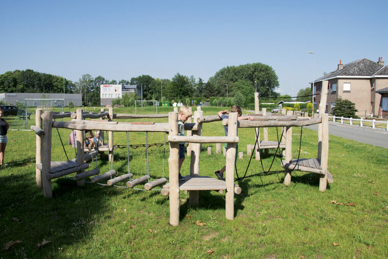 Eco-Play Behendigheidsparcours Waggelpad Openbaar op een grasveld