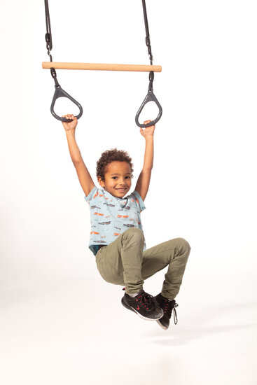 kind swingt aan Houten Ringtrapeze met Kunststof Ringen Antraciet