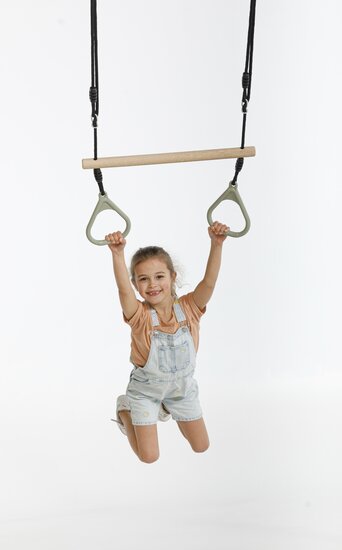 kind swingt aan Houten Ringtrapeze met Kunststof Ringen Pastel Groen en BR Touw Zwart