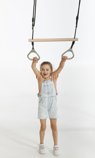 kind houdt Houten Ringtrapeze met Kunststof Ringen Pastel Groen en BR Touw Zwart vast