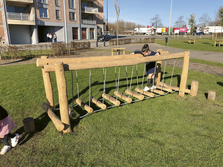 Sfeerfoto van Eco-Play Behendigheidsparcours Waggelbrug Openbaar