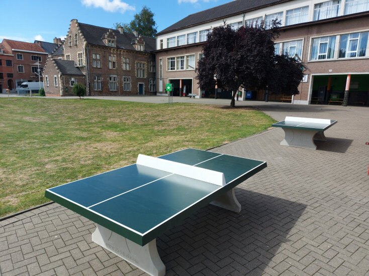 Twee Betonnen Tafeltennistafel Groen op straat
