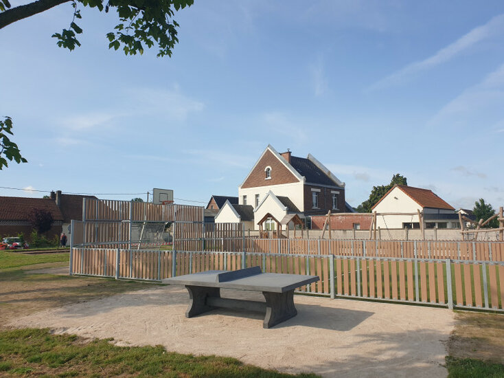 Pingpongtafel Antraciet Beton bij woonwijk
