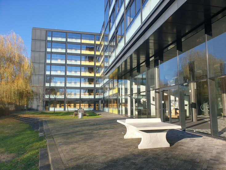 Pingpongtafel in Naturel Beton bij flatgebouw