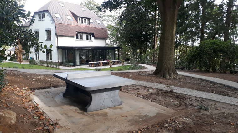 Pingpongtafel Antraciet Beton met Afgeronde Hoeken bij villa