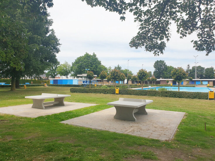 Pingpongtafel Naturel Beton met Afgeronde Hoeken bij een zwembad