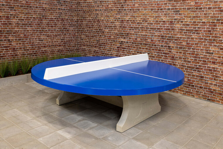 Ronde Betonnen Tafeltennistafel Blauw op tegels