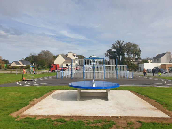 Ronde Betonnen Tafeltennistafel Blauw in een parkl