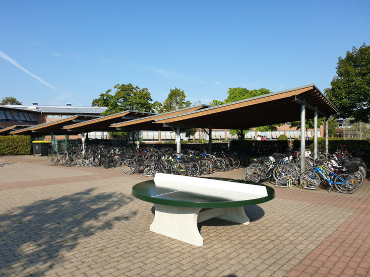 Ronde Betonnen Tafeltennistafel Groen bij fietsenstalling