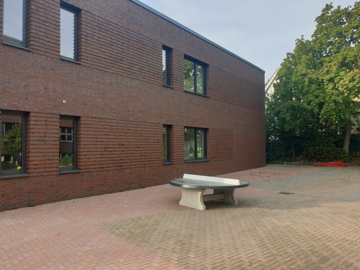 Ronde Betonnen Tafeltennistafel Antraciet op een plein