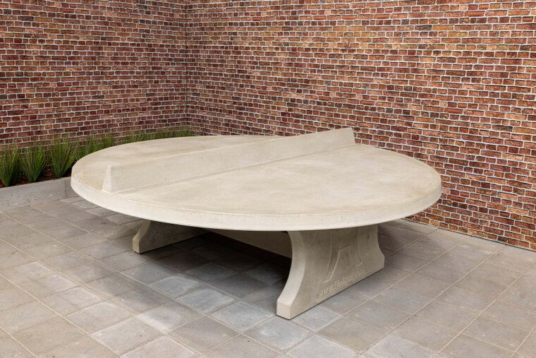Betonnen tafeltennistafel Rond Naturel-Beton op tegels