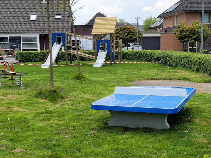 Betonnen Tafeltennistafel Blauw Laag met Afgeronde Hoeken in speeltuin