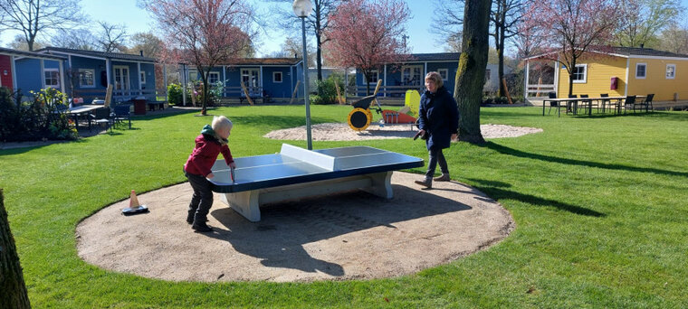 twee mensen spelen met Betonnen Tafeltennistafel Groen Laag met Afgeronde Hoeken