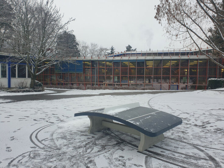 Betonnen Voetvolleybaltafel Antraciet in de sneeuw