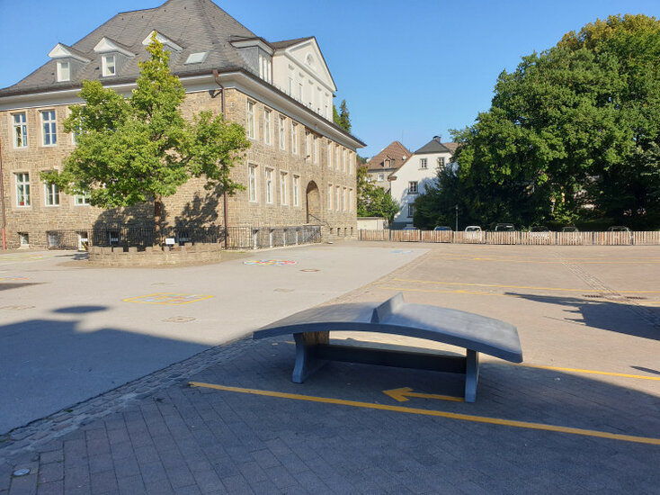 Voetvolleytafel van Antraciet-Beton op openbare plek