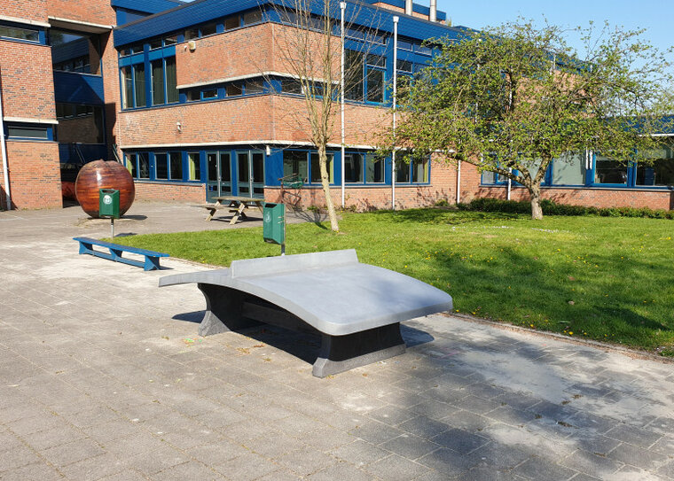 Voetvolleytafel van Antraciet-Beton op schoolplein
