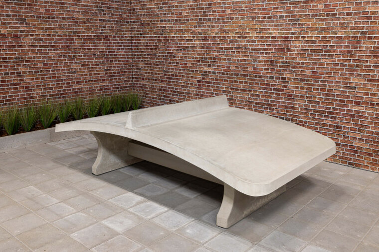 Voetvolleytafel van Naturel Beton op tegels