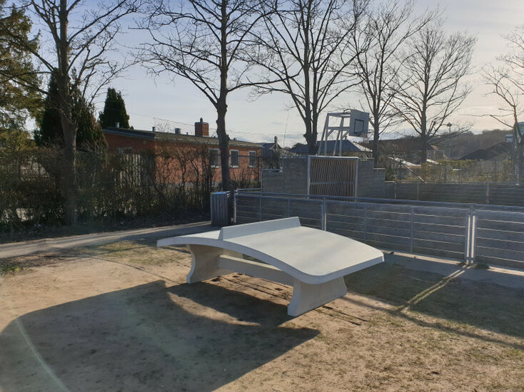 Voetvolleytafel van Naturel Beton bij basketveld