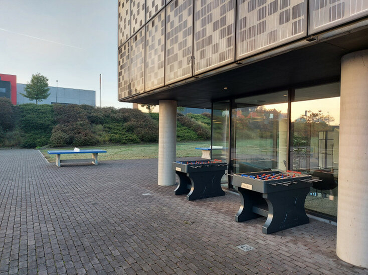 Betonnen Tafelvoetbaltafel Antraciet Gelakt tweemaal bij gebouw