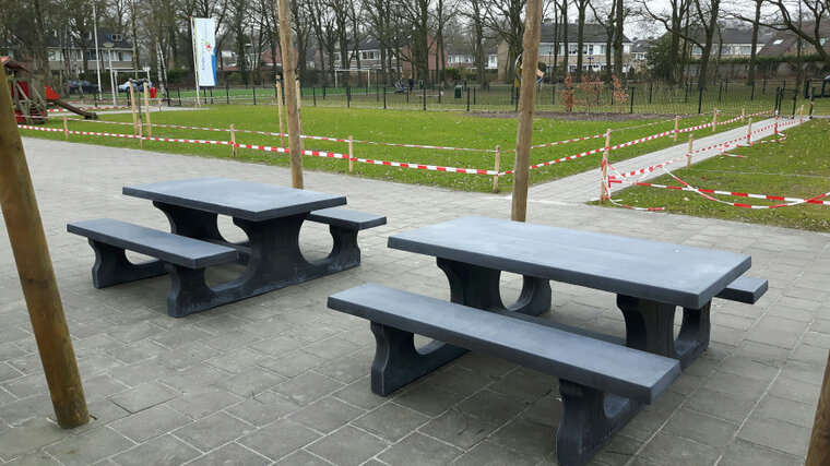 tweemaal Antraciet Betonnen Picknickset Standaard op tegels