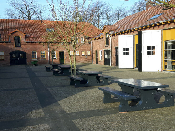 viermaal Standaard Picknickset Antraciet Gelakt op plein