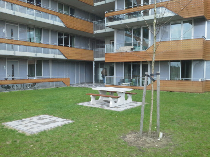 Naturel Betonnen Picknickset DeLuxe met Bamboe Zitvlak bij appartementencomplex