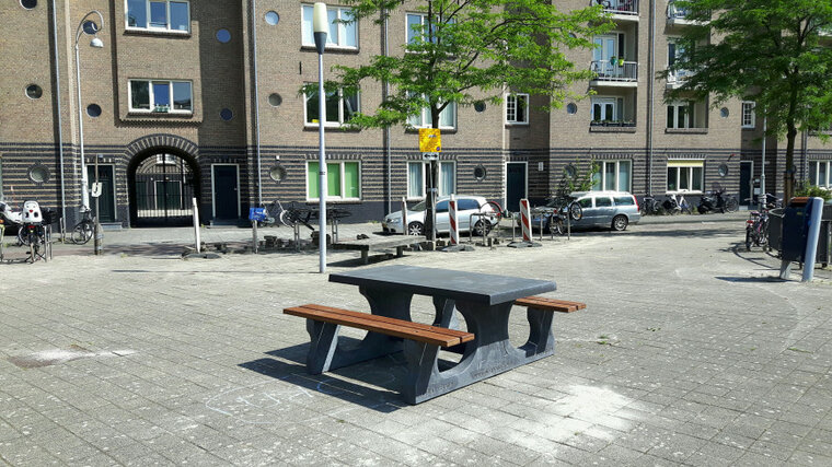 Antraciet Betonnen Picknickset DeLuxe met Bamboe Zitvlak op een plein