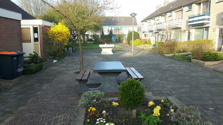 Antraciet Betonnen Picknickset DeLuxe met Bamboe Zitvlak in een binnenplaats