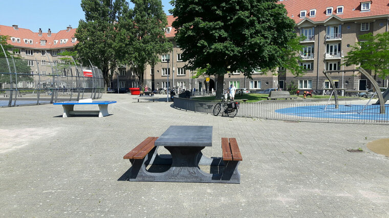 Antraciet Betonnen Picknickset DeLuxe met Bamboe Zitvlak op tegels